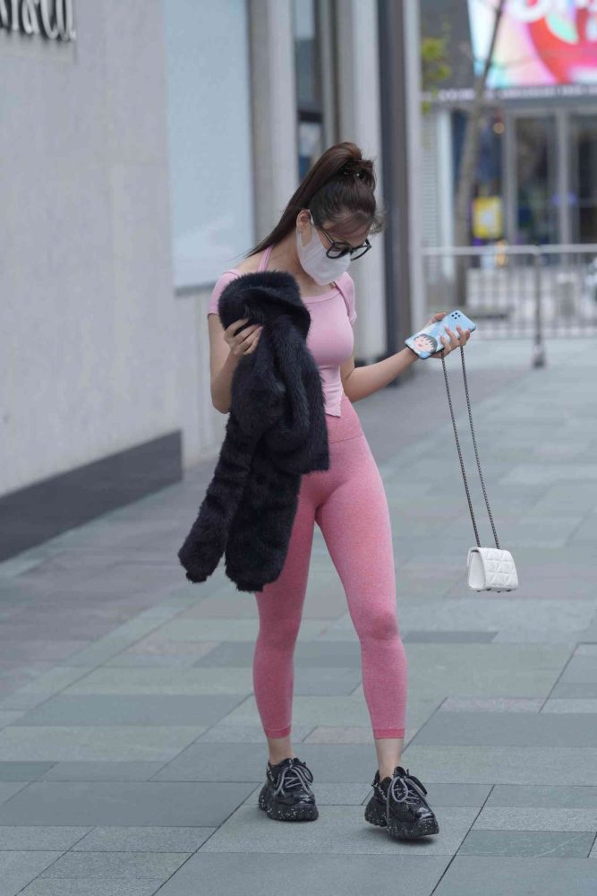 粉红色瑜伽裤的眼镜妹妹【93P】04019-小鹿图库