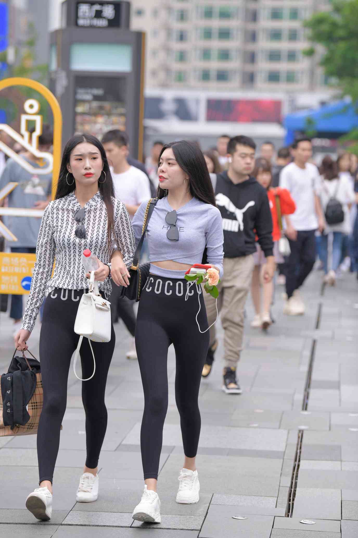 图片[2]-【免费】逛街的两个瑜伽裤姑娘【40P】04030-小鹿图库