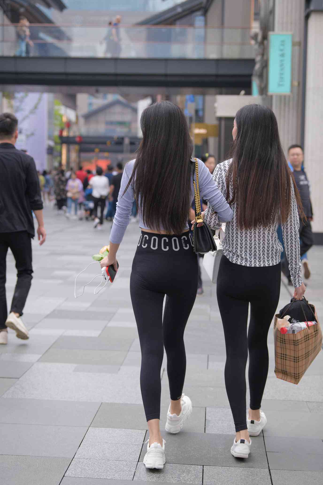 图片[3]-【免费】逛街的两个瑜伽裤姑娘【40P】04030-小鹿图库
