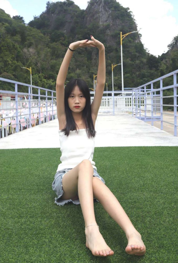 坐在草地上的长发女孩【172P】20012-小鹿图库