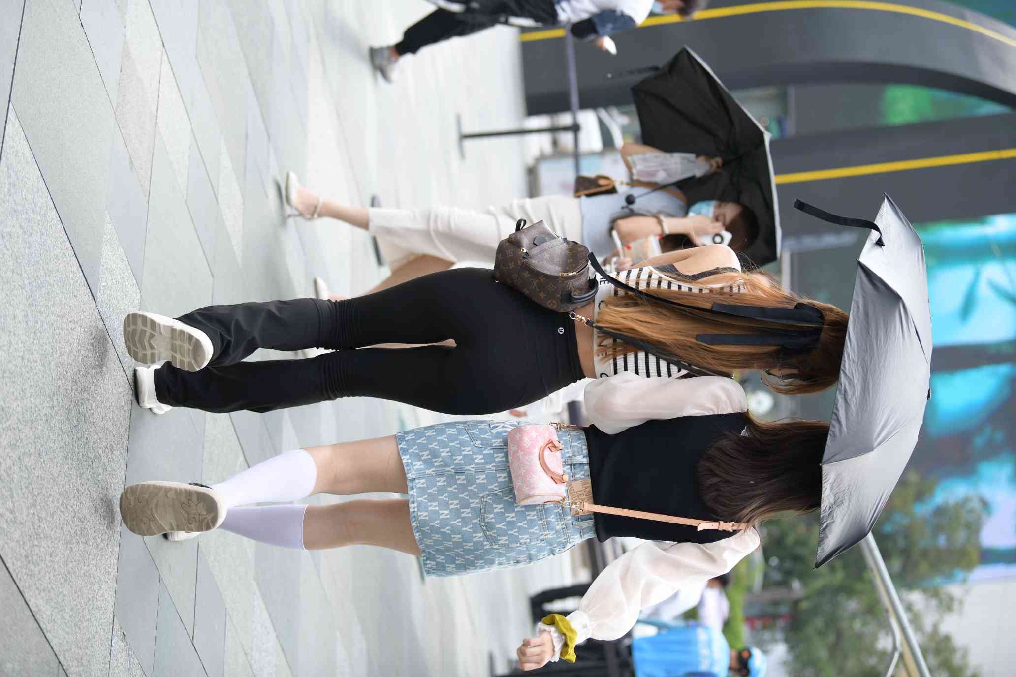 图片[3]-打伞的瑜伽裤姑娘【93P】04032-小鹿图库
