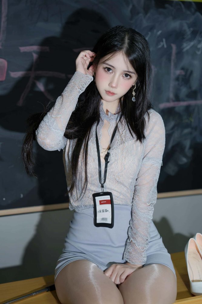 穿亮色丝袜高跟鞋的美女老师【49P】P50212-小鹿图库