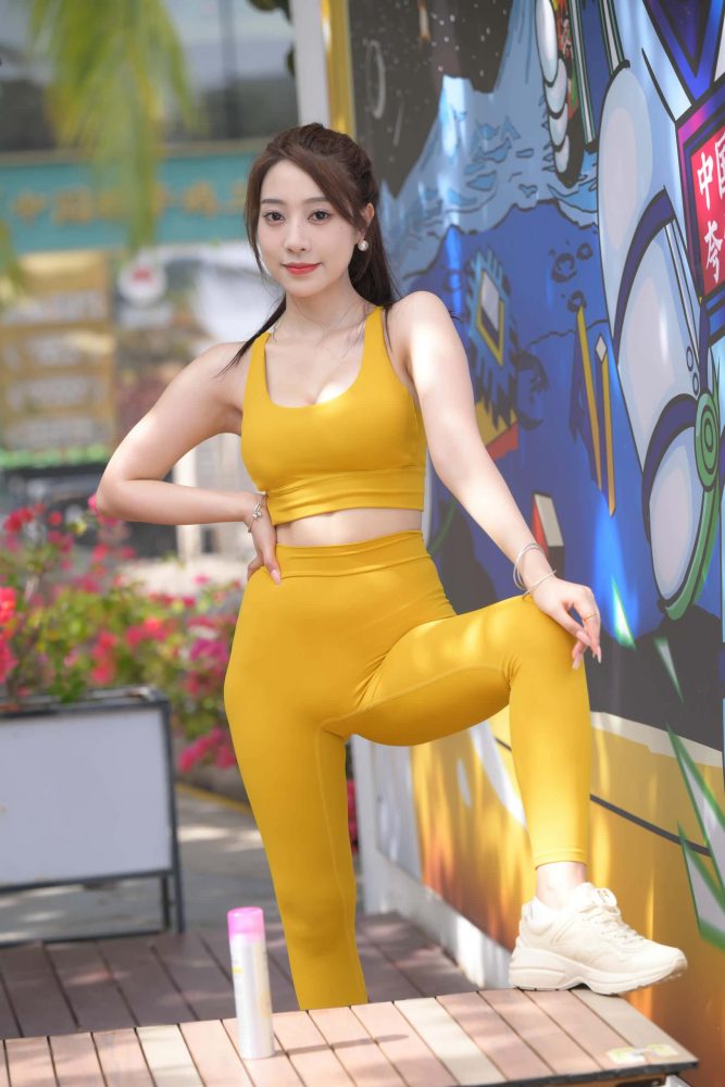 长相甜美的瑜伽裤女孩【695P】DM6305-小鹿图库