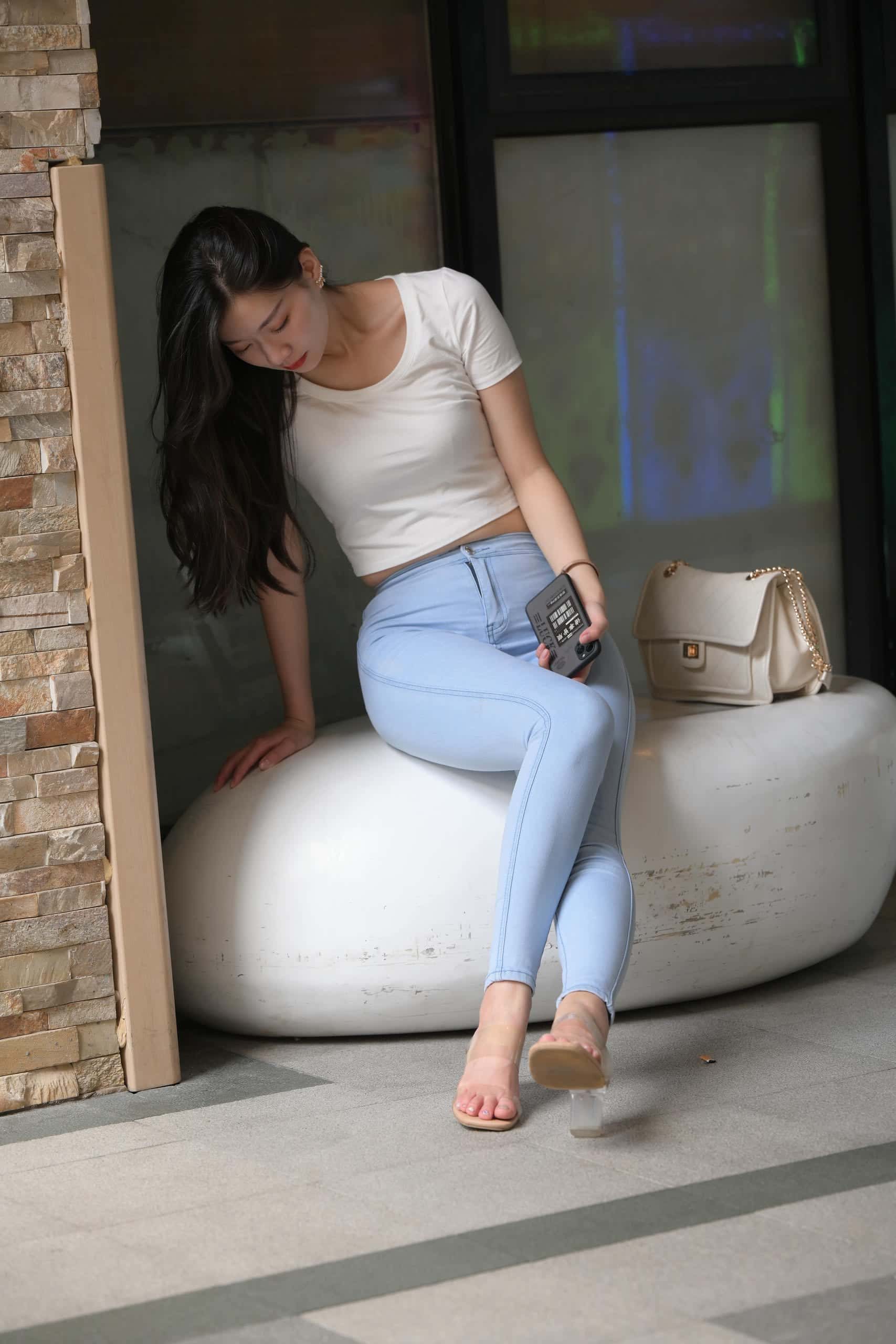 图片[3]-正在逛街的紧身牛仔裤女孩【1112P】J5110-小鹿图库