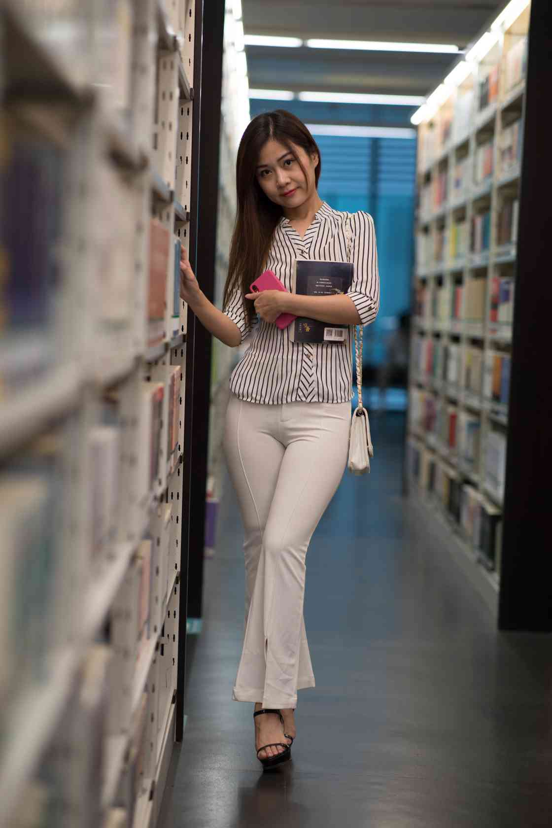 图片[5]-逛书店的白色紧身裤女孩【450P】04040-小鹿图库