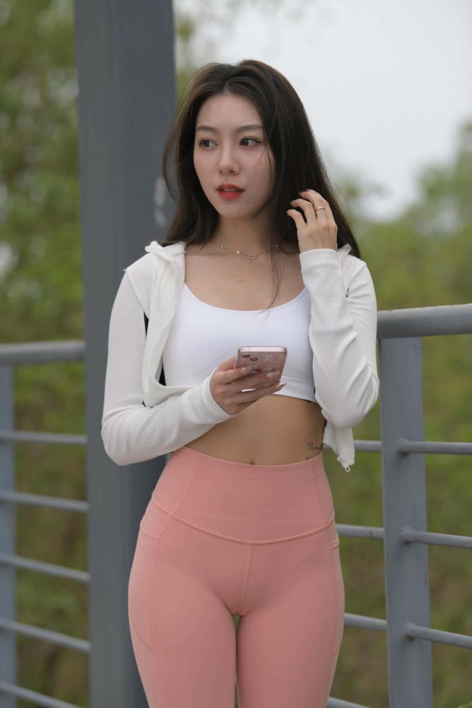 粉色瑜伽裤长发女孩【673P】J3373-小鹿图库