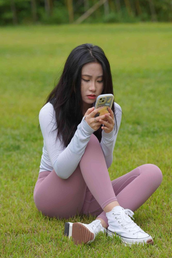 坐在草地玩手机的瑜伽姑娘【733P】04012-小鹿图库