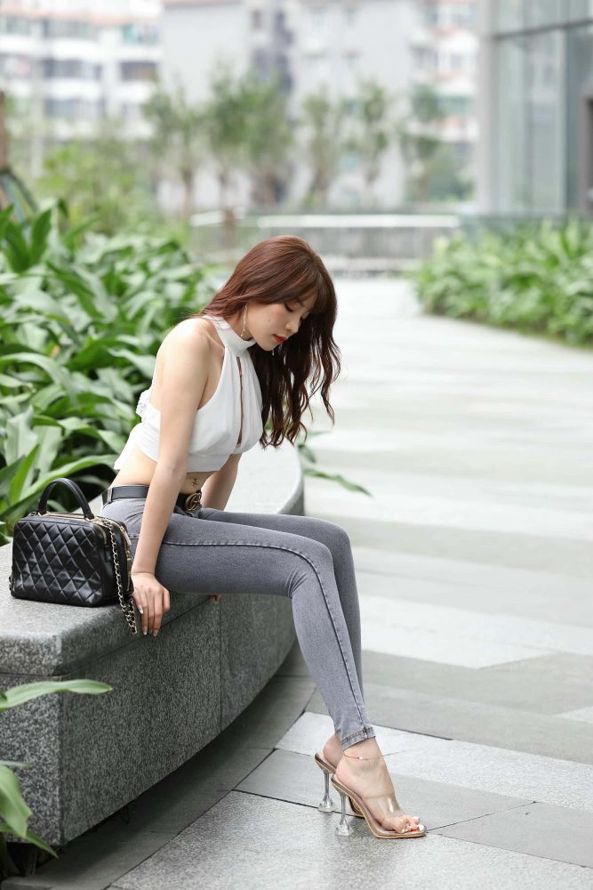紧身牛仔裤棕发女孩逛商场【124P】000026-小鹿图库