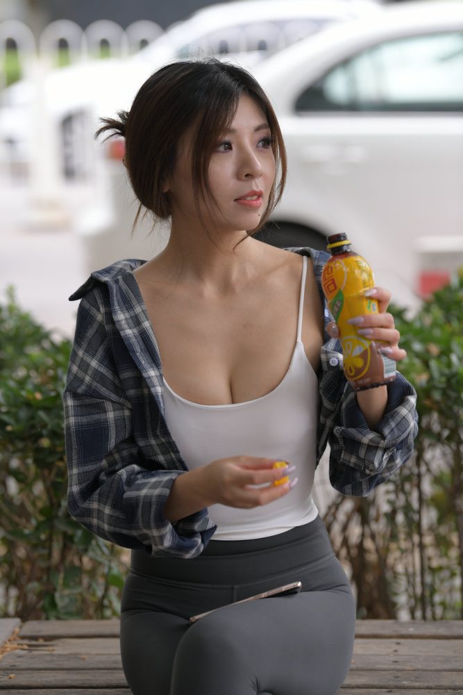 喝饮料的瑜伽裤女孩J2242 383P1V-17.5GB-小鹿图库