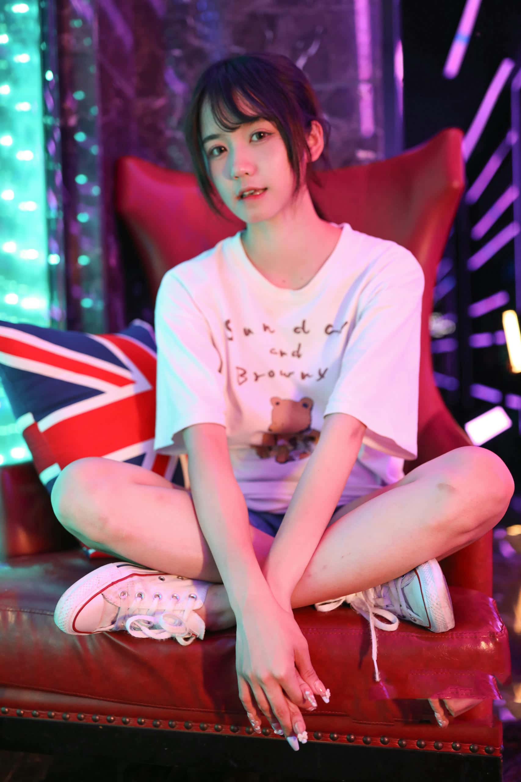 图片[2]-KTV里唱歌的长腿帆布鞋女孩【102P】J2002-小鹿图库
