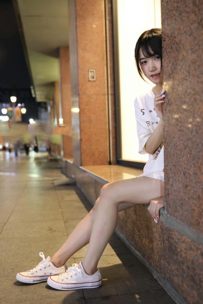 KTV里唱歌的长腿帆布鞋女孩【102P】J2002-小鹿图库