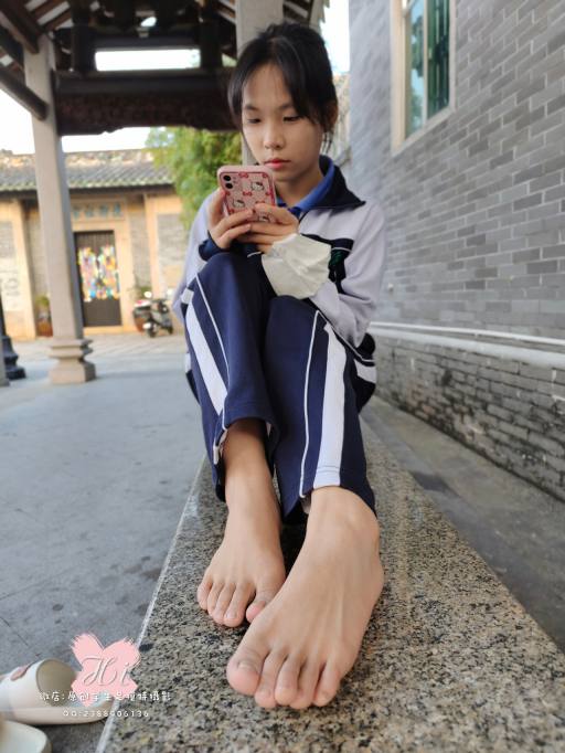 【免费】专心致志玩手机的女孩【42P】20028-小鹿图库