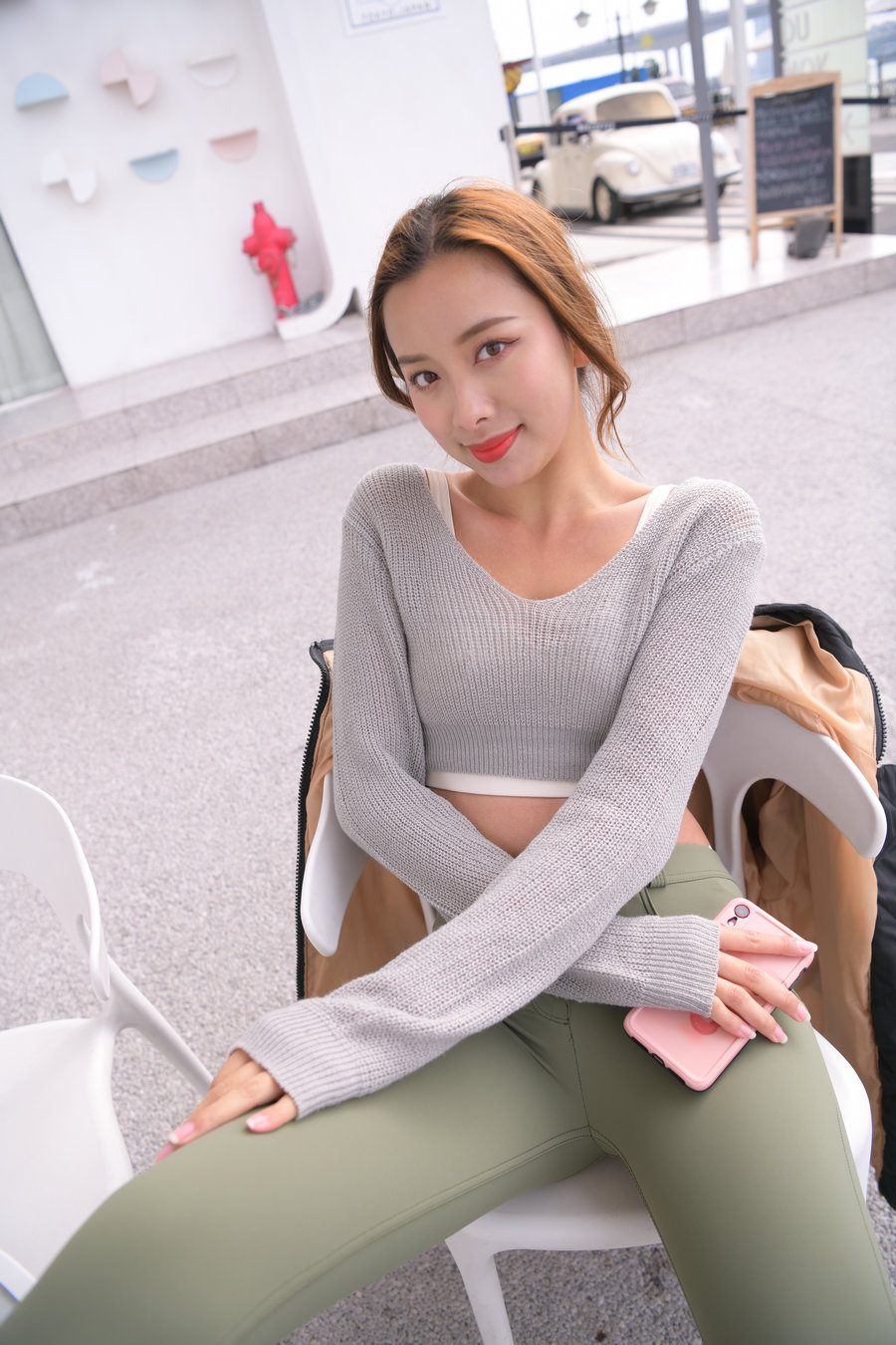 图片[2]-非常可爱的瑜伽裤女孩坐在凳子上 J1520 998P1V-26.5GB-小鹿图库