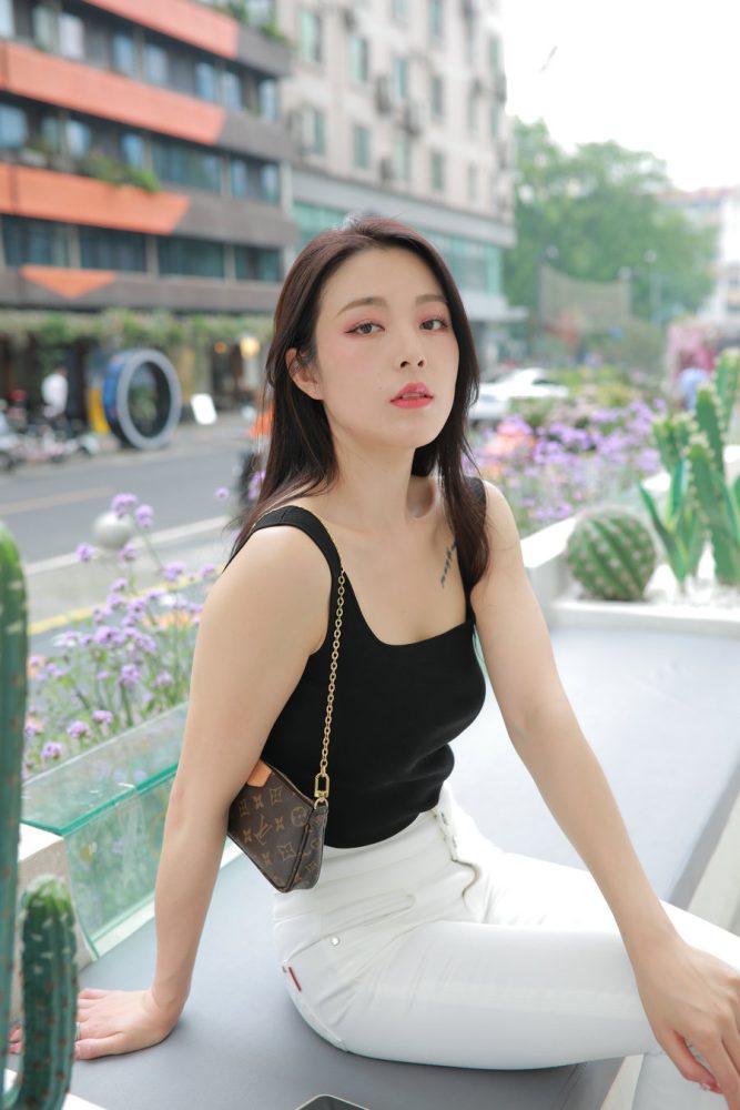 非常漂亮的白色紧身裤女孩J2055 895P2V-24.5GB-小鹿图库