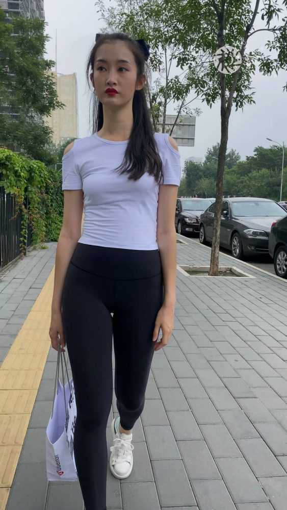 黑色瑜伽裤逛街的女孩J4000 MP4-7.76GB-小鹿图库