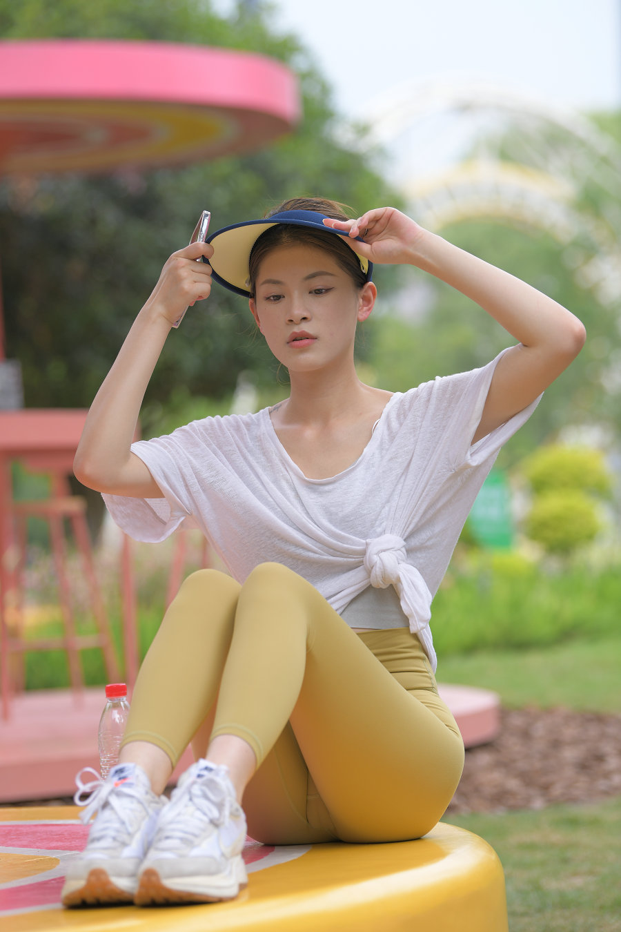 图片[1]-戴着遮阳帽的瑜伽裤女孩J2965 796P1V-27.1GB-小鹿图库