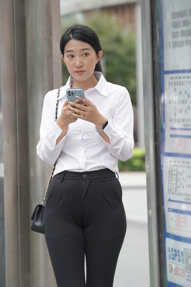 图片[3]-等公交的制服女人J2130 976P2V-29.5GB-小鹿图库