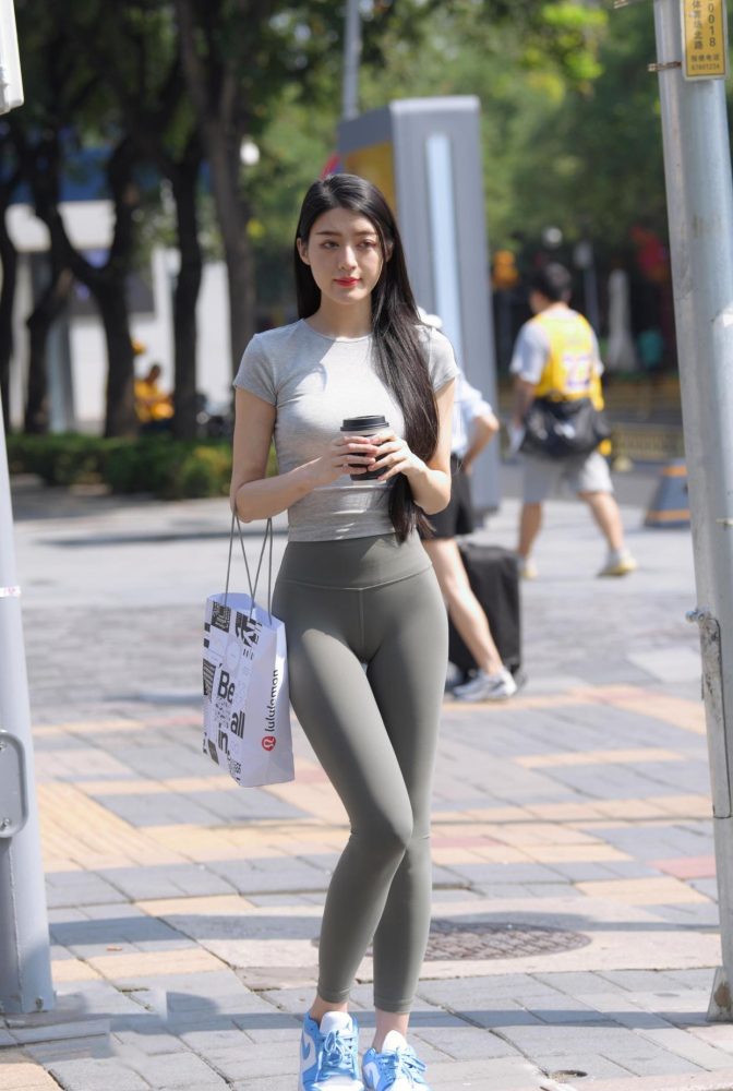 在外面逛街的瑜伽裤女孩J2240 449P1V-16.7GB-小鹿图库