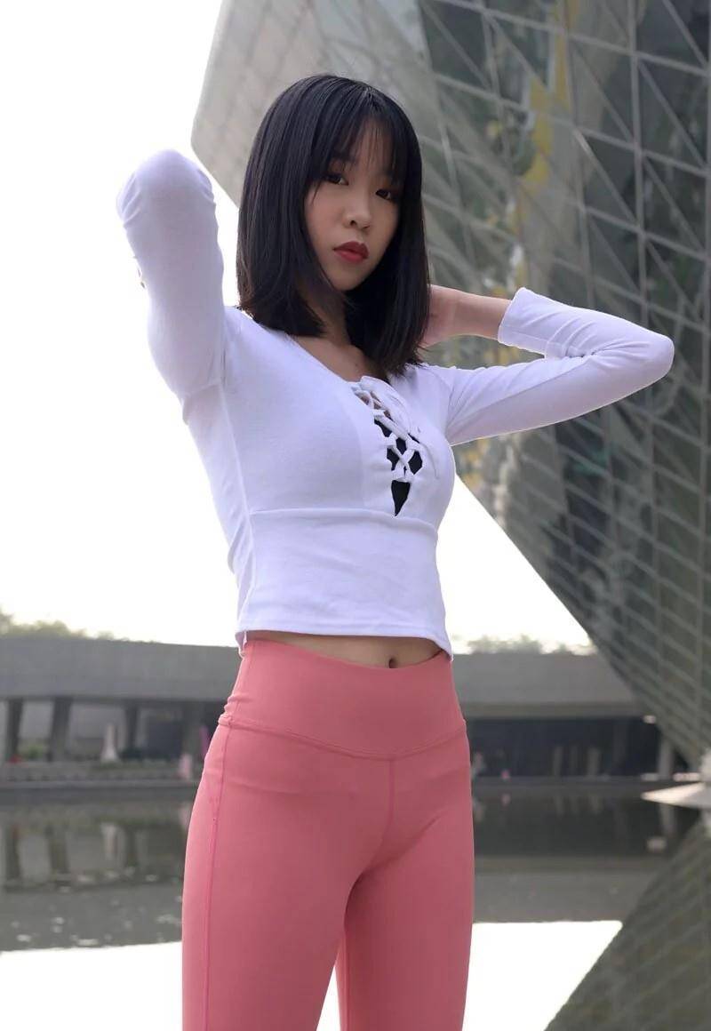 图片[1]-粉色瑜伽裤年轻女孩 J1311 417P17V-14.9GB-小鹿图库