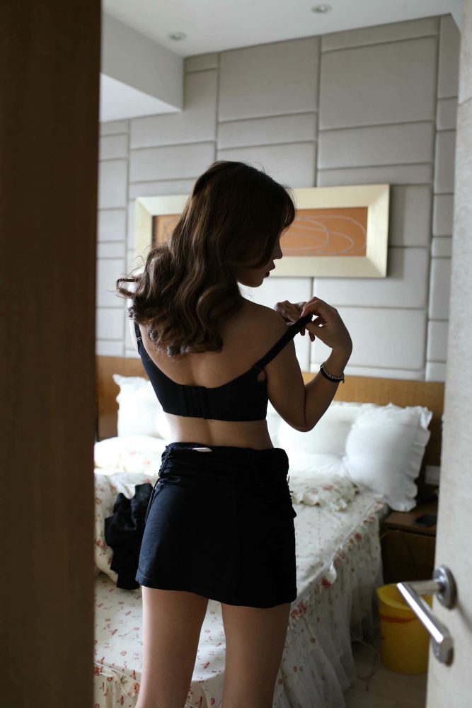穿黑色紧身裙柔情似水的女孩【329P】000062-小鹿图库