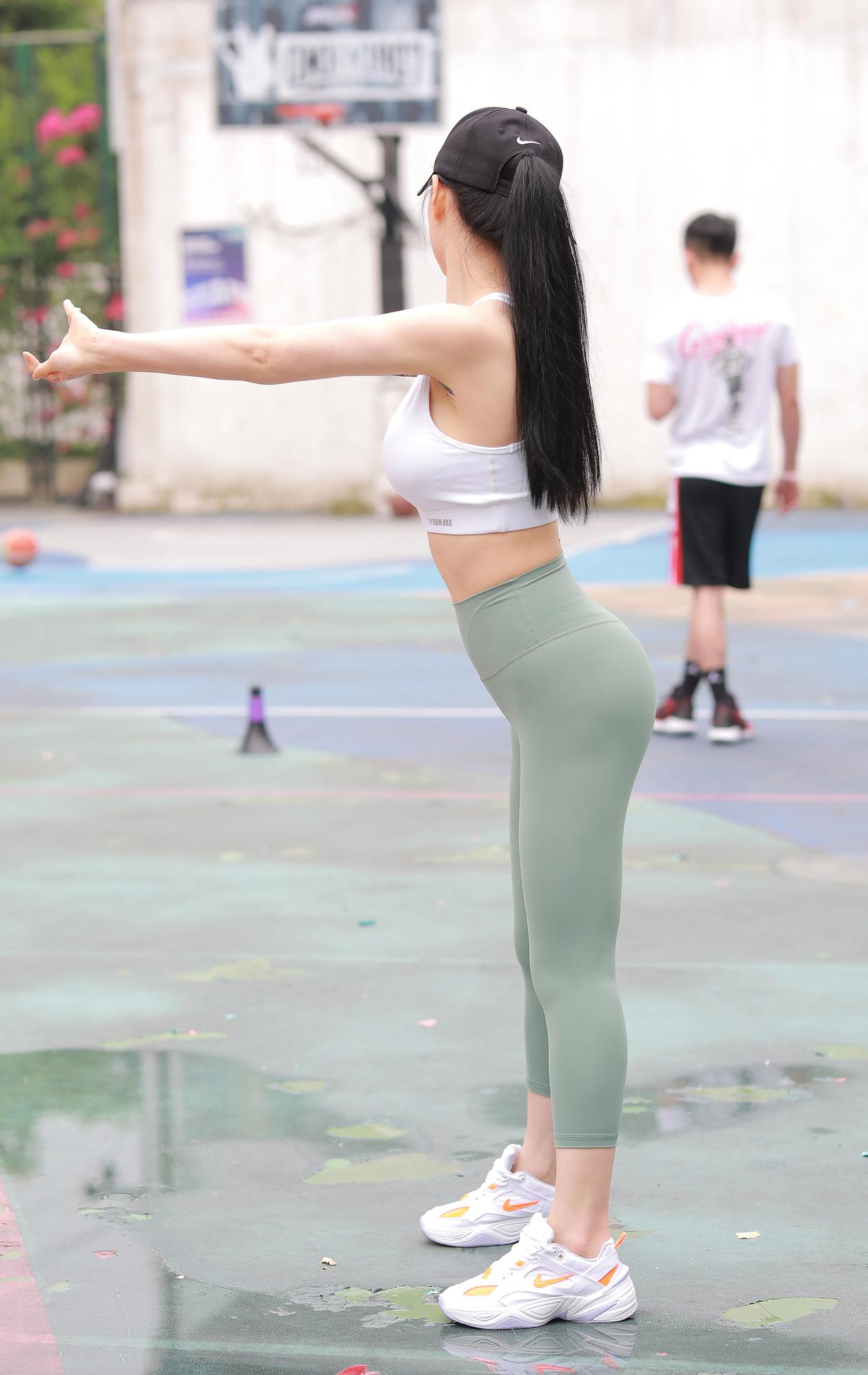图片[1]-打扮很休闲的瑜伽裤女孩 J1600 415P3V-10.4GB-小鹿图库