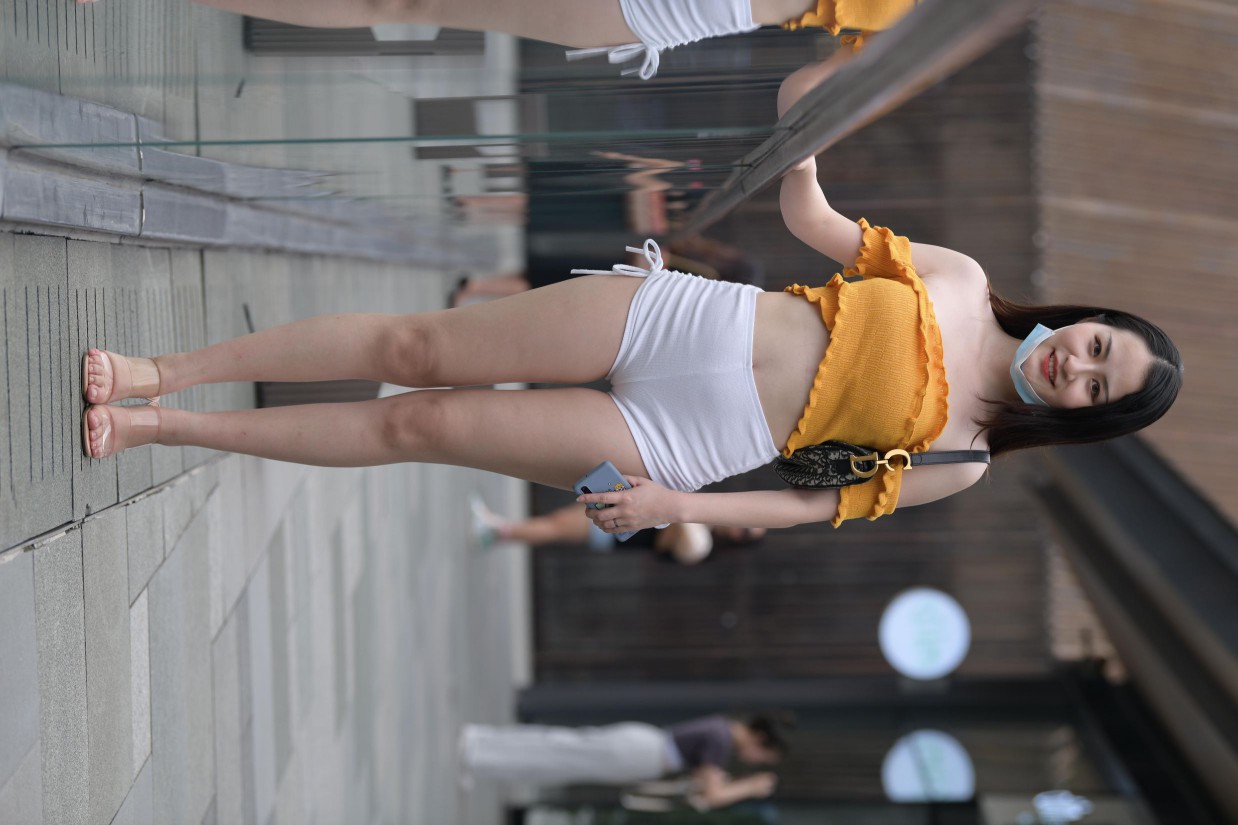 图片[2]-高腰白色短裤的漂亮女孩【767P】00065-小鹿图库