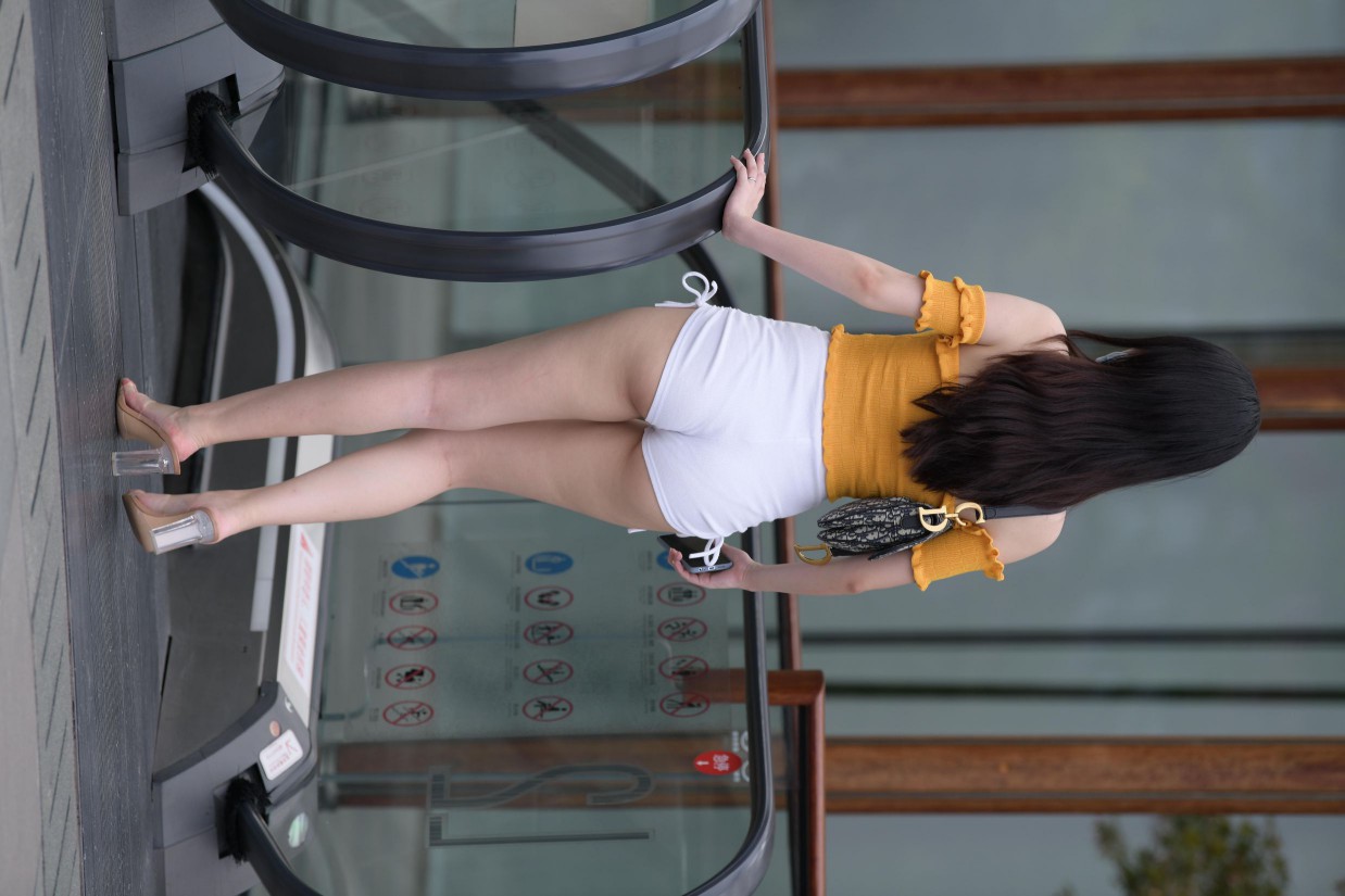 图片[3]-高腰白色短裤的漂亮女孩【767P】00065-小鹿图库