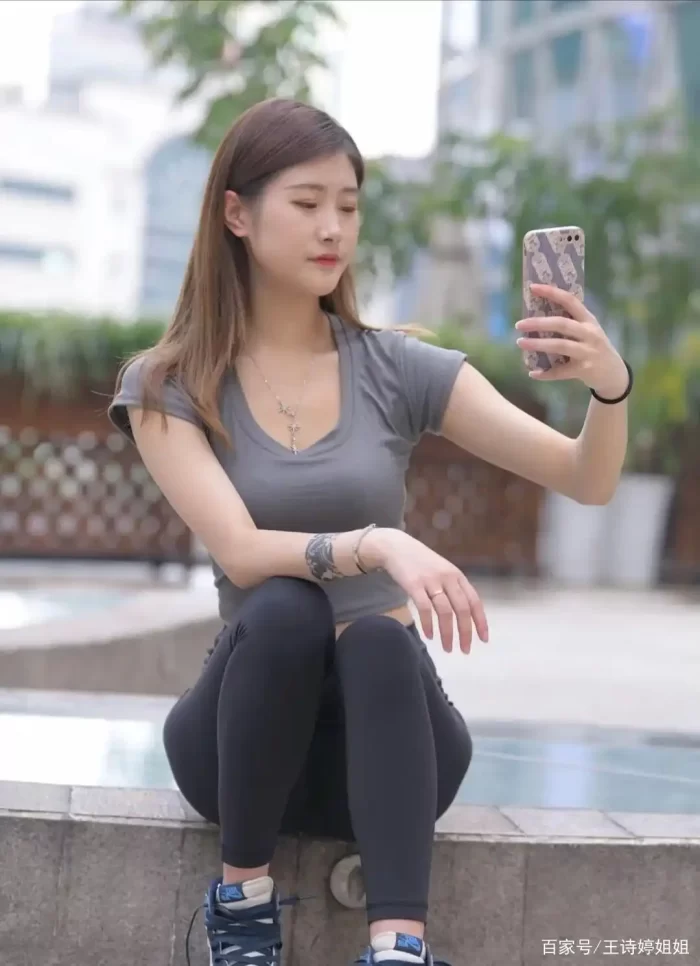 图片[2]-有小虎牙非常甜美的瑜伽裤女孩-小鹿图库