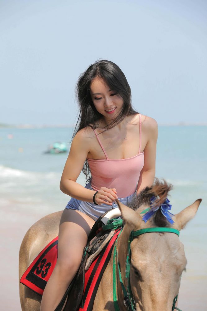 海边练习骑马的热裤女孩【348P】J4187-小鹿图库
