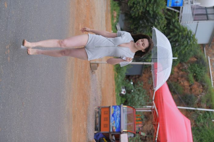 阴雨天在海边骑车的长发女人【156P】00044-小鹿图库