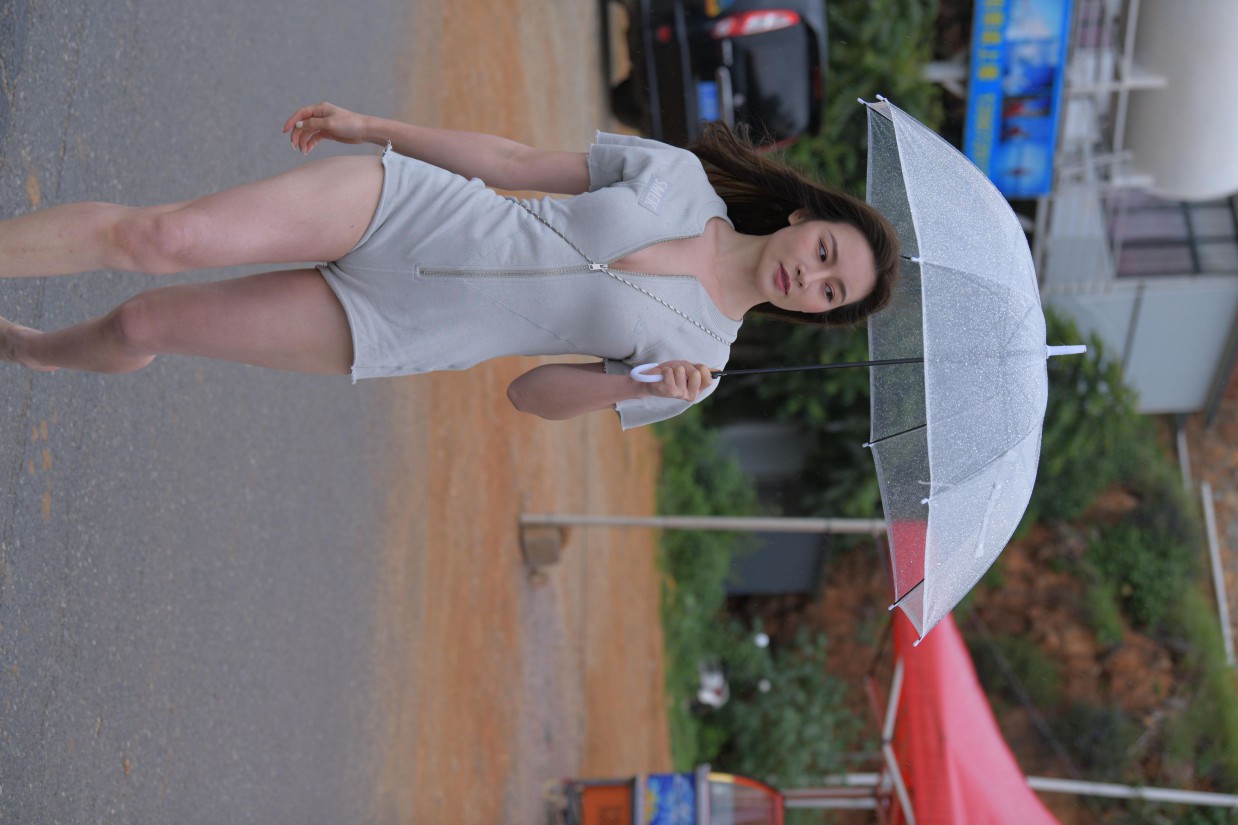 图片[5]-阴雨天在海边骑车的长发女人【156P】00044-小鹿图库