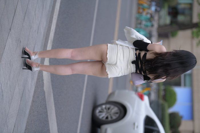 长发飘飘的白色热裤美丽女孩【49P】00029-小鹿图库
