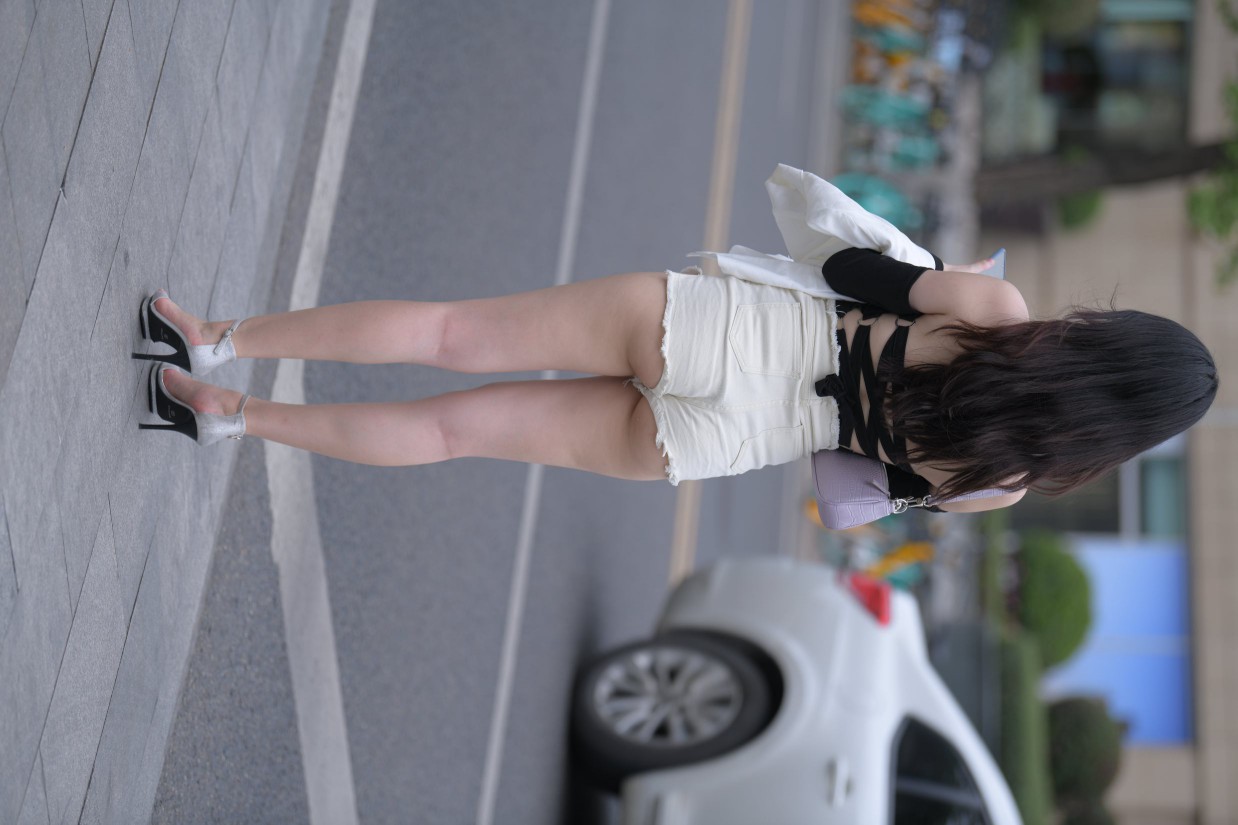 图片[2]-长发飘飘的白色热裤美丽女孩【49P】00029-小鹿图库