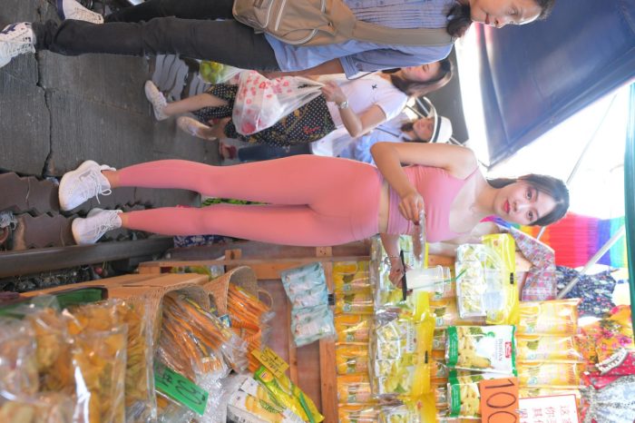粉色的甜美瑜伽裤女孩在逛街【372P】00057-小鹿图库