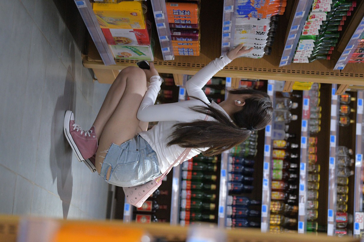 图片[5]-紧身牛仔短裤骑自行车的漂亮女孩【588P】00053-小鹿图库