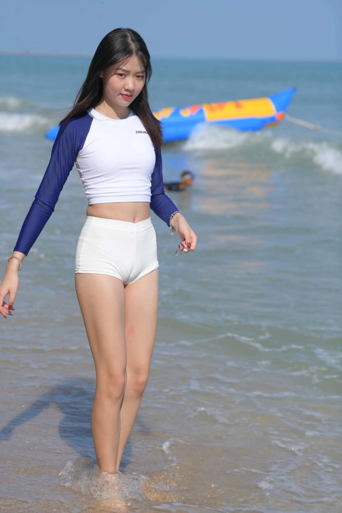 海边玩耍的蓝白上衣热裤女孩【161P】J0848-小鹿图库