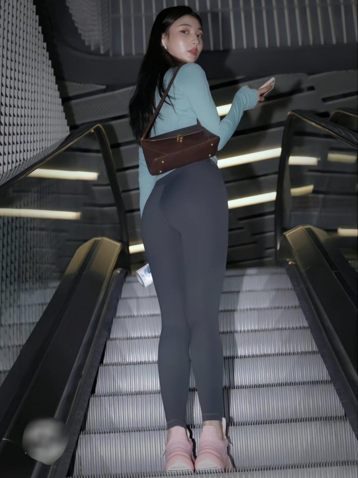 晚上逛商场的瑜伽裤漂亮女孩J2244 225P2V-15.1GB-小鹿图库