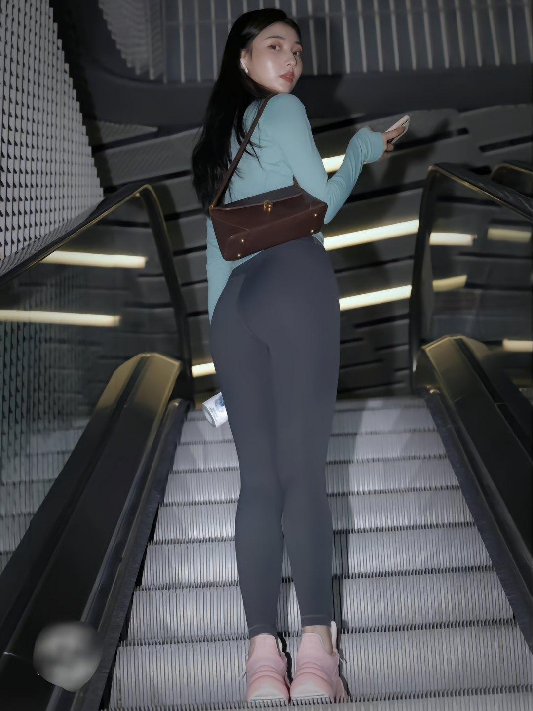 图片[1]-晚上逛商场的瑜伽裤漂亮女孩J2244 225P2V-15.1GB-小鹿图库