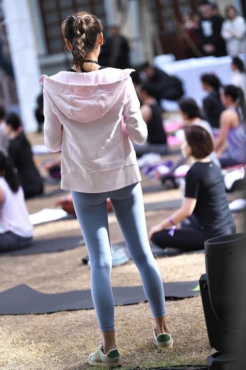 图片[2]-在广场看热闹的瑜伽裤女人-小鹿图库
