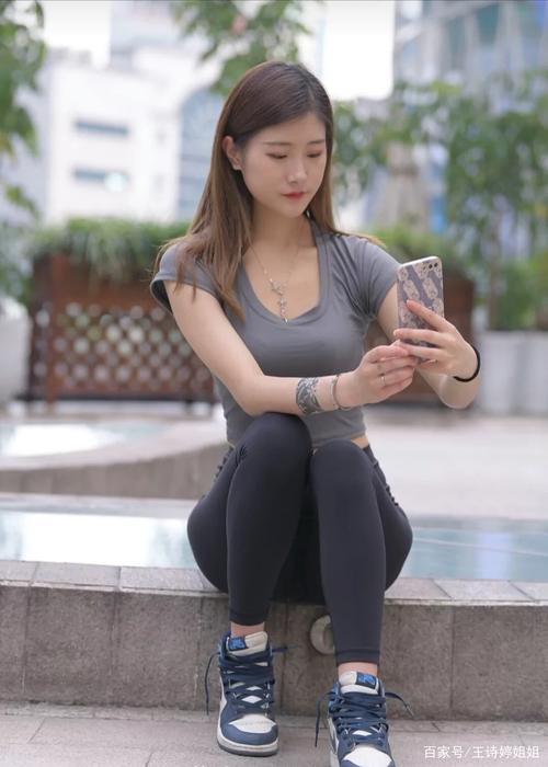 有小虎牙非常甜美的瑜伽裤女孩-小鹿图库