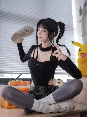 图片[10]-牛仔热裤+灰丝姑娘玩自拍-小鹿图库