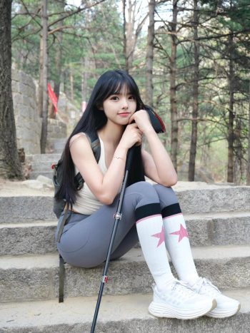 图片[1]-爱爬山的瑜伽裤MM，太甜美了！~-小鹿图库