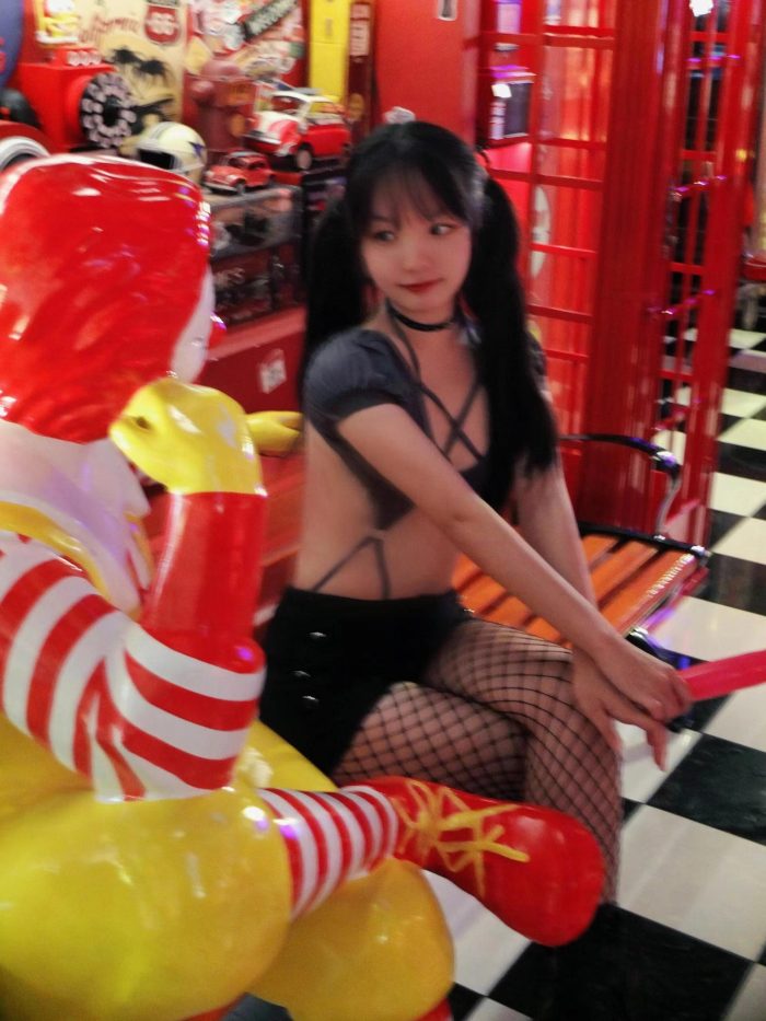 网格丝袜的清纯双马尾小姑娘-小鹿图库
