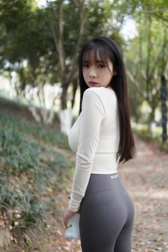 图片[9]-穿瑜伽裤爬山的长发少女-小鹿图库
