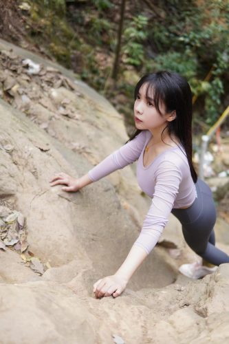 图片[8]-穿瑜伽裤爬山的长发少女-小鹿图库