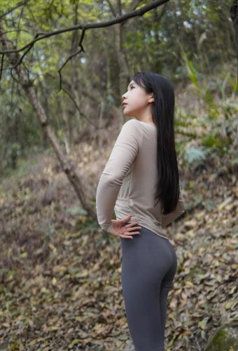 图片[5]-穿瑜伽裤爬山的长发少女-小鹿图库
