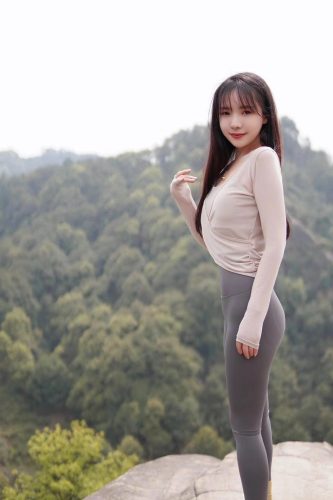 图片[3]-穿瑜伽裤爬山的长发少女-小鹿图库