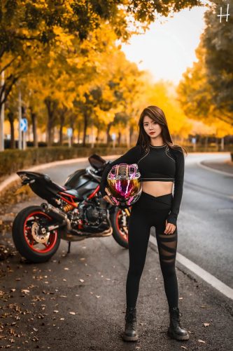 图片[1]-骑摩托车的瑜伽裤美女身材太好了！-小鹿图库