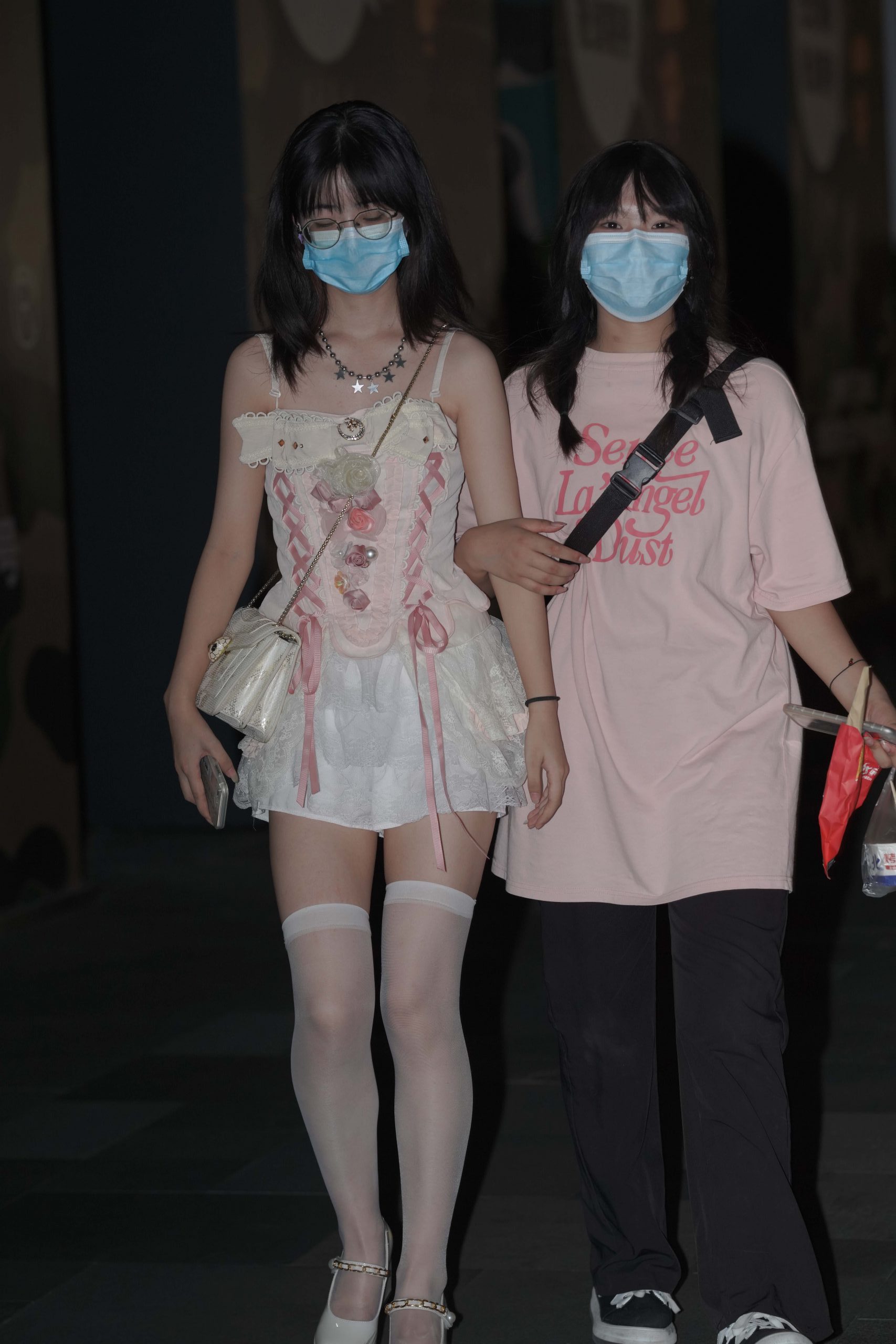 图片[1]-正在逛街的粉色连衣裙妹子【76P】YA6443-小鹿图库
