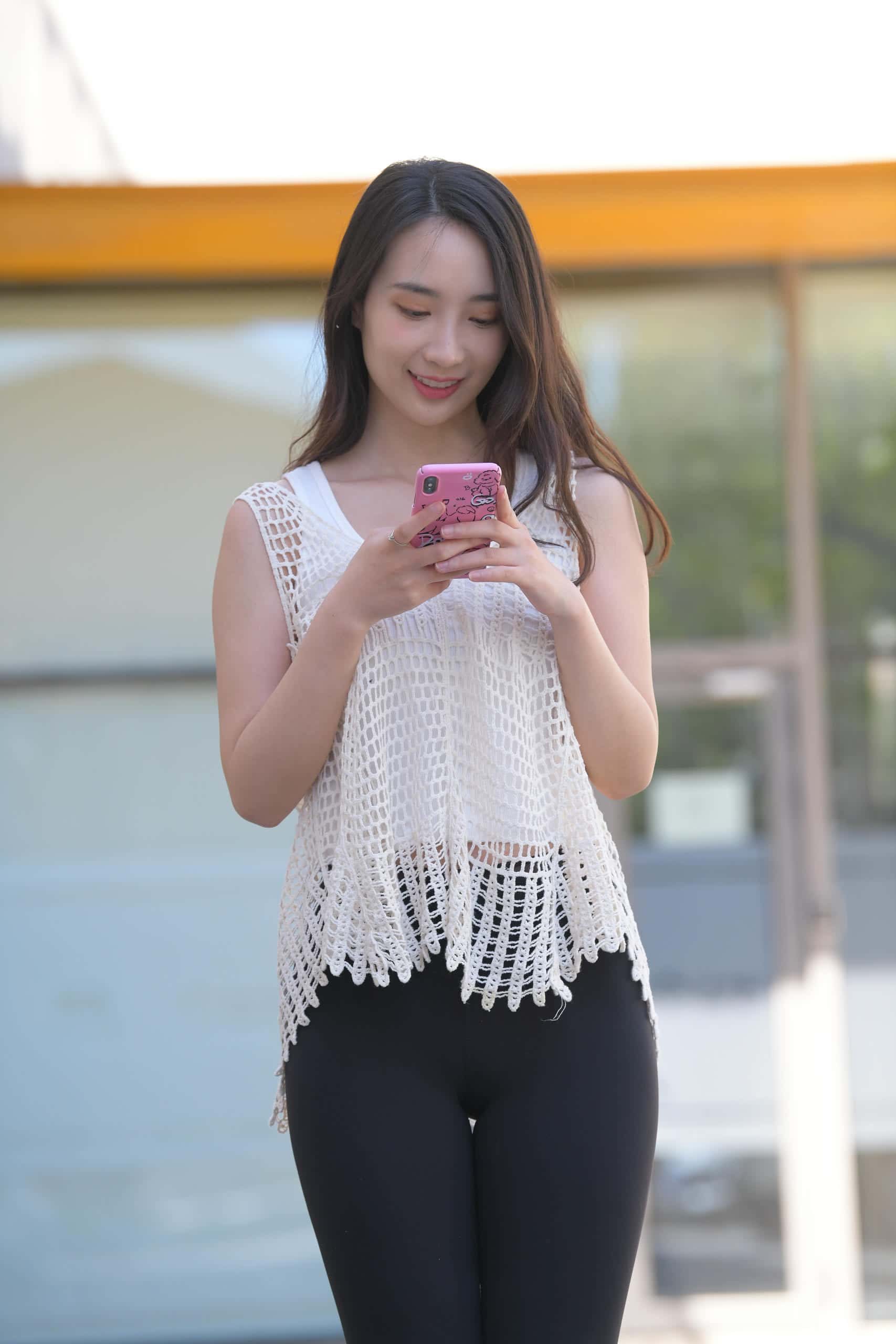 图片[2]-阳光下玩自拍的瑜伽裤姑娘【656P】J3341-小鹿图库